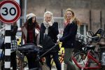 Amsterdam 8 december 2015
Lieke v Lexmond wandelend met zoon Vik en haar moeder op straat in Amsterdam.