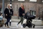 Amsterdam 8 december 2015
Lieke v Lexmond wandelend met zoon Vik en haar moeder op straat in Amsterdam.
