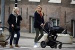 Amsterdam 8 december 2015
Lieke v Lexmond wandelend met zoon Vik en haar moeder op straat in Amsterdam.