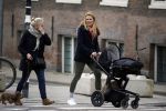 Amsterdam 8 december 2015
Lieke v Lexmond wandelend met zoon Vik en haar moeder op straat in Amsterdam.