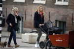Amsterdam 8 december 2015
Lieke v Lexmond wandelend met zoon Vik en haar moeder op straat in Amsterdam.