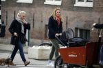 Amsterdam 8 december 2015
Lieke v Lexmond wandelend met zoon Vik en haar moeder op straat in Amsterdam.
