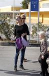 Curacao 25 december 2015
Jan Liza Fem en Emma Smit arriveren op Hato airport . Jan heeft op Curacao en Bonaire een optreden.