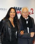 Amsterdam 14 december 2015
Premiere manneharten 2 in het nieuwe de la mar theater met als cast,
Barry Atsma Daan Schuurmans Jeroen Spitzenberger Fabian JansenMingus Dagelet Katja Herbers Hadewych Minis Jelka v Houten Liliana de Vries Maartje v d Wetering Barbara Sloesen Bo Maerten en Annick Boer. Marion Bloem met man