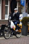 Amsterdam 10 december 2015 
Mart Visser op de fiets in Amsterdam zuid.