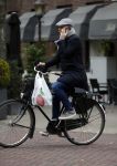 Amsterdam 10 december 2015 
Mart Visser op de fiets in Amsterdam zuid.