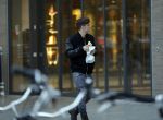 Amsterdam 5 januari 2016
Martin Garrix eet broodje op weg naar zijn appartement.
