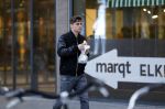 Amsterdam 5 januari 2016
Martin Garrix eet broodje op weg naar zijn appartement.