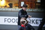 Amsterdam 5 januari 2016
Martin Garrix eet broodje op weg naar zijn appartement.