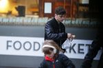 Amsterdam 5 januari 2016
Martin Garrix eet broodje op weg naar zijn appartement.