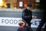 Amsterdam 5 januari 2016
Martin Garrix eet broodje op weg naar zijn appartement.