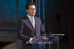 Koninklijke Familie bij uitreiking Prins Claus Prijs 2015 in het Koninklijk Paleis op de Dam. De Prins Claus Prijzen worden door het Prins Claus Fonds voor Cultuur en Ontwikkeling sinds 1997 jaarlijks toegekend aan kunstenaars, denkers en culturele organisaties. 

Royal Family at ceremony Prince Claus Award in 2015 at the Royal Palace on Dam Square. The Prince Claus Awards are presented by the Prince Claus Fund for Culture and Development since 1997 awarded annually to artists, thinkers and cultural organizations.

OP de foto / On the photo:   prins Constantijn