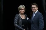 Amsterdam 2 december 2015
Koninklijke Familie bij uitreiking Prins Claus Prijs 2015 in het Koninklijk Paleis op de Dam. De Prins Claus Prijzen worden door het Prins Claus Fonds voor Cultuur en Ontwikkeling sinds 1997 jaarlijks toegekend aan kunstenaars, denkers en culturele organisaties. Aanwezig Koning Willem Alexander koningin Maxima Prins Constantijn Prinses Beatrix Prinses Laurentien en Prinses Mabel
