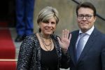 Amsterdam 2 december 2015
Koninklijke Familie bij uitreiking Prins Claus Prijs 2015 in het Koninklijk Paleis op de Dam. De Prins Claus Prijzen worden door het Prins Claus Fonds voor Cultuur en Ontwikkeling sinds 1997 jaarlijks toegekend aan kunstenaars, denkers en culturele organisaties. Aanwezig Koning Willem Alexander koningin Maxima Prins Constantijn Prinses Beatrix Prinses Laurentien en Prinses Mabel