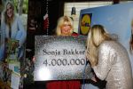 Hoorn 15 december 2015
Boek presentatie Sonja Bakker . Al har kinderen en man Jan Reus zijn aanwezig.
Mary Borsato reikt award uit voor het 4 miljoenste boek van Sonja