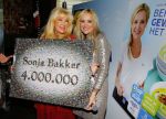 Hoorn 15 december 2015
Boek presentatie Sonja Bakker . Al har kinderen en man Jan Reus zijn aanwezig.
Mary Borsato reikt award uit voor het 4 miljoenste boek van Sonja