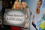 Hoorn 15 december 2015
Boek presentatie Sonja Bakker . Al har kinderen en man Jan Reus zijn aanwezig.
Mary Borsato reikt award uit voor het 4 miljoenste boek van Sonja