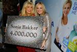 Hoorn 15 december 2015
Boek presentatie Sonja Bakker . Al har kinderen en man Jan Reus zijn aanwezig.
Mary Borsato reikt award uit voor het 4 miljoenste boek van Sonja