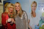 Hoorn 15 december 2015
Boek presentatie Sonja Bakker . Al har kinderen en man Jan Reus zijn aanwezig.
Mary Borsato reikt award uit voor het 4 miljoenste boek van Sonja