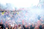 Eindhoven 8 Mei 2005, PSV Kampioen van Nederland. Feestvierende supporters op het stadhuisplein.