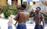Curacao, 27 December 2015
Jean Paul Boetius (FC Basel) samen met Kenny Tete (Ajax), Terence Kongolo (Feyenoord), Rodney Kongolo (Manchester City) en Jody Lukoki (SC Cambuur) op het strand aan het voetballen
