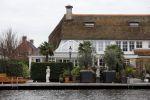 Aalsmeer 2 december 2015
Gerard Joling zou het huis van zijn manager Wino Omtzgt hebben gekocht.