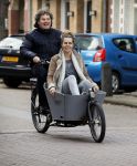Amsterdam 19 december 2016
Dirk Zeelenberg en zijn vrouw Suus samen in de bakfiets in amsterdam zuid.
