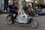 Amsterdam 19 december 2016
Dirk Zeelenberg en zijn vrouw Suus samen in de bakfiets in amsterdam zuid.