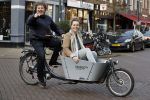 Amsterdam 19 december 2016
Dirk Zeelenberg en zijn vrouw Suus samen in de bakfiets in amsterdam zuid.
