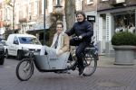 Amsterdam 19 december 2016
Dirk Zeelenberg en zijn vrouw Suus samen in de bakfiets in amsterdam zuid.