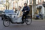 Amsterdam 19 december 2016
Dirk Zeelenberg en zijn vrouw Suus samen in de bakfiets in amsterdam zuid.