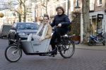 Amsterdam 19 december 2016
Dirk Zeelenberg en zijn vrouw Suus samen in de bakfiets in amsterdam zuid.