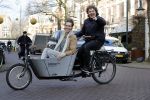 Amsterdam 19 december 2016
Dirk Zeelenberg en zijn vrouw Suus samen in de bakfiets in amsterdam zuid.