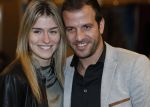 Beverwijk 24 december 2016
Estavana Polman en Rafael v d Vaart overhandigen Charles Ruijgrok een cheque van 2500 euro voor het zeldzame ziekten fonds . Event vond plaats in de winkel van de moeder van rafael Lolita .