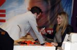 Beverwijk 24 december 2016
Estavana Polman en Rafael v d Vaart overhandigen Charles Ruijgrok een cheque van 2500 euro voor het zeldzame ziekten fonds . Event vond plaats in de winkel van de moeder van rafael Lolita .