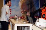 Beverwijk 24 december 2016
Estavana Polman en Rafael v d Vaart overhandigen Charles Ruijgrok een cheque van 2500 euro voor het zeldzame ziekten fonds . Event vond plaats in de winkel van de moeder van rafael Lolita .