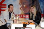 Beverwijk 24 december 2016
Estavana Polman en Rafael v d Vaart overhandigen Charles Ruijgrok een cheque van 2500 euro voor het zeldzame ziekten fonds . Event vond plaats in de winkel van de moeder van rafael Lolita .