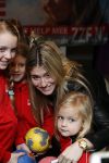 Beverwijk 24 december 2016
Estavana Polman en Rafael v d Vaart overhandigen Charles Ruijgrok een cheque van 2500 euro voor het zeldzame ziekten fonds . Event vond plaats in de winkel van de moeder van rafael Lolita .