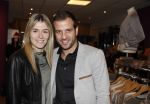 Beverwijk 24 december 2016
Estavana Polman en Rafael v d Vaart overhandigen Charles Ruijgrok een cheque van 2500 euro voor het zeldzame ziekten fonds . Event vond plaats in de winkel van de moeder van rafael Lolita .