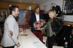 Beverwijk 24 december 2016
Estavana Polman en Rafael v d Vaart overhandigen Charles Ruijgrok een cheque van 2500 euro voor het zeldzame ziekten fonds . Event vond plaats in de winkel van de moeder van rafael Lolita .