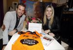 Beverwijk 24 december 2016
Estavana Polman en Rafael v d Vaart overhandigen Charles Ruijgrok een cheque van 2500 euro voor het zeldzame ziekten fonds . Event vond plaats in de winkel van de moeder van rafael Lolita .