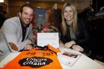 Beverwijk 24 december 2016
Estavana Polman en Rafael v d Vaart overhandigen Charles Ruijgrok een cheque van 2500 euro voor het zeldzame ziekten fonds . Event vond plaats in de winkel van de moeder van rafael Lolita .