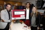 Beverwijk 24 december 2016
Estavana Polman en Rafael v d Vaart overhandigen Charles Ruijgrok een cheque van 2500 euro voor het zeldzame ziekten fonds . Event vond plaats in de winkel van de moeder van rafael Lolita .