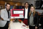 Beverwijk 24 december 2016
Estavana Polman en Rafael v d Vaart overhandigen Charles Ruijgrok een cheque van 2500 euro voor het zeldzame ziekten fonds . Event vond plaats in de winkel van de moeder van rafael Lolita .
