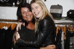 Beverwijk 24 december 2016
Estavana Polman en Rafael v d Vaart overhandigen Charles Ruijgrok een cheque van 2500 euro voor het zeldzame ziekten fonds . Event vond plaats in de winkel van de moeder van rafael Lolita . Lolita ramon en broer Fernando