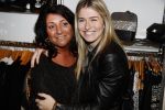 Beverwijk 24 december 2016
Estavana Polman en Rafael v d Vaart overhandigen Charles Ruijgrok een cheque van 2500 euro voor het zeldzame ziekten fonds . Event vond plaats in de winkel van de moeder van rafael Lolita . Lolita ramon en broer Fernando