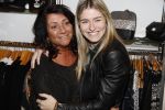 Beverwijk 24 december 2016
Estavana Polman en Rafael v d Vaart overhandigen Charles Ruijgrok een cheque van 2500 euro voor het zeldzame ziekten fonds . Event vond plaats in de winkel van de moeder van rafael Lolita . Lolita ramon en broer Fernando