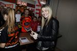 Beverwijk 24 december 2016
Estavana Polman en Rafael v d Vaart overhandigen Charles Ruijgrok een cheque van 2500 euro voor het zeldzame ziekten fonds . Event vond plaats in de winkel van de moeder van rafael Lolita .
