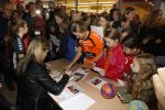 Beverwijk 24 december 2016
Estavana Polman en Rafael v d Vaart overhandigen Charles Ruijgrok een cheque van 2500 euro voor het zeldzame ziekten fonds . Event vond plaats in de winkel van de moeder van rafael Lolita .