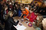 Beverwijk 24 december 2016
Estavana Polman en Rafael v d Vaart overhandigen Charles Ruijgrok een cheque van 2500 euro voor het zeldzame ziekten fonds . Event vond plaats in de winkel van de moeder van rafael Lolita .